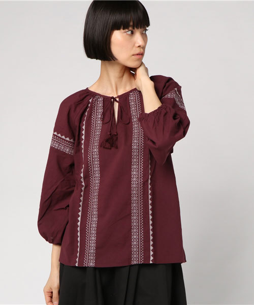 earth music&ecology（アースミュージックアンドエコロジー）の「刺繍ペザントブラウス（シャツ/ブラウス・レディース・マスタード/ネイビー/レッド/ブラウン/アイボリー/カーキ・FREE）」の2枚目の写真