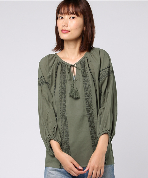 earth music&ecology（アースミュージックアンドエコロジー）の「刺繍ペザントブラウス（シャツ/ブラウス・レディース・マスタード/ネイビー/レッド/ブラウン/アイボリー/カーキ・FREE）」の3枚目の写真