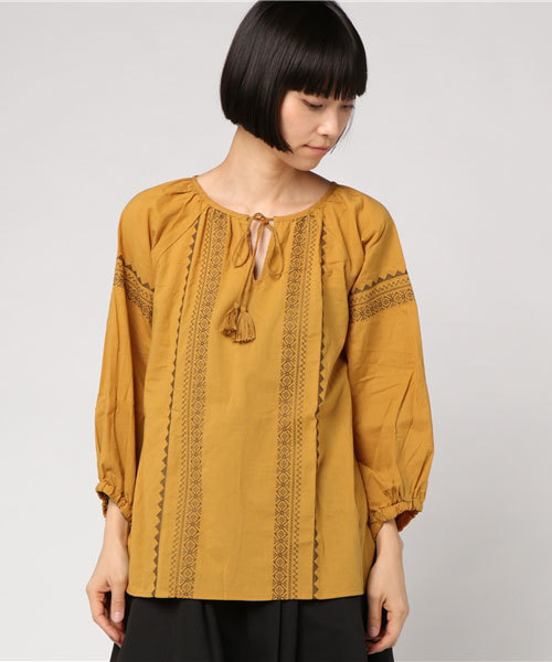 earth music&ecology（アースミュージックアンドエコロジー）の「刺繍ペザントブラウス（シャツ/ブラウス・レディース・マスタード/ネイビー/レッド/ブラウン/アイボリー/カーキ・FREE）」の5枚目の写真