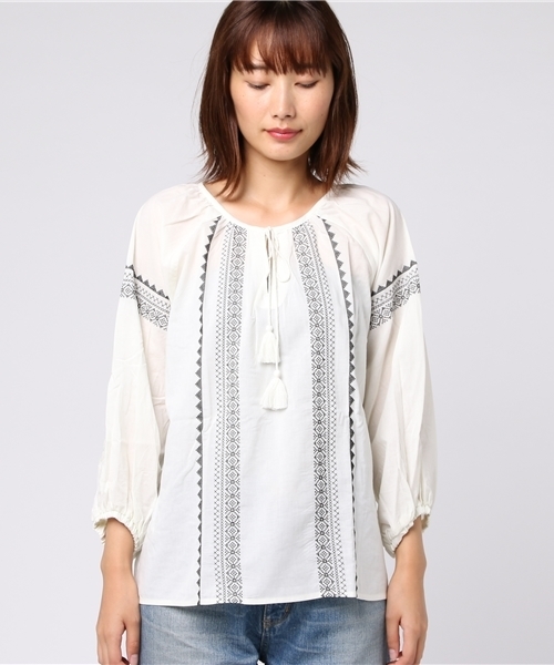 earth music&ecology（アースミュージックアンドエコロジー）の「刺繍ペザントブラウス（シャツ/ブラウス・レディース・マスタード/ネイビー/レッド/ブラウン/アイボリー/カーキ・FREE）」の11枚目の写真