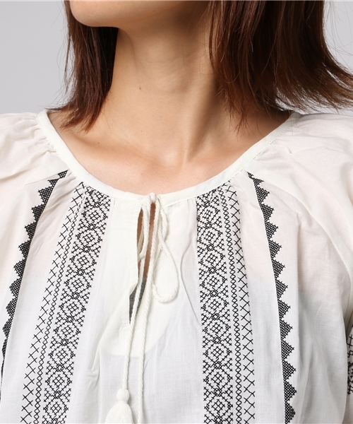 earth music&ecology（アースミュージックアンドエコロジー）の「刺繍ペザントブラウス（シャツ/ブラウス・レディース・マスタード/ネイビー/レッド/ブラウン/アイボリー/カーキ・FREE）」の7枚目の写真