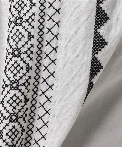 earth music&ecology（アースミュージックアンドエコロジー）の「刺繍ペザントブラウス（シャツ/ブラウス・レディース・マスタード/ネイビー/レッド/ブラウン/アイボリー/カーキ・FREE）」の10枚目の写真