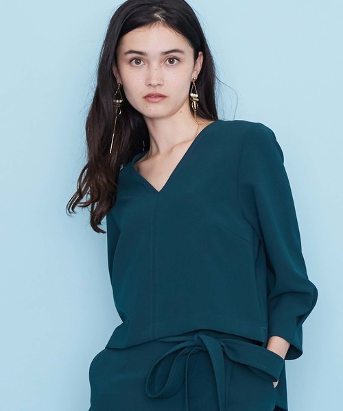 UNITED TOKYO（ユナイテッドトウキョウ）の「ヘムレイヤードVネックブラウス（シャツ/ブラウス・レディース・ホワイト/ブラック/グリーン/アイボリー・1）」の2枚目の写真