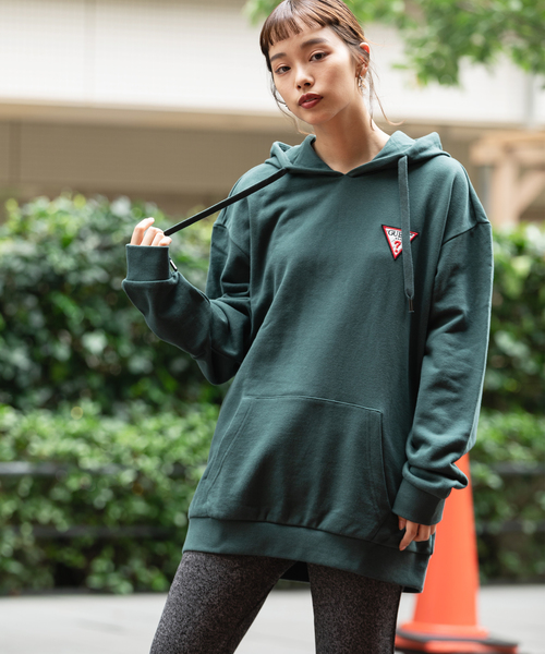 Guess（ゲス）の「GUESS/ゲス L/SLV HOODIES トライアングルロゴパッチ プルオーバーパーカー（パーカー・メンズ・グリーン/ブラック/グレー・M/L/XL）」の4枚目の写真