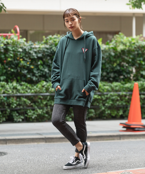 Guess（ゲス）の「GUESS/ゲス L/SLV HOODIES トライアングルロゴパッチ プルオーバーパーカー（パーカー・メンズ・グリーン/ブラック/グレー・M/L/XL）」の6枚目の写真