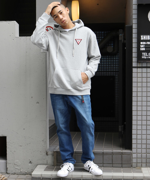 Guess（ゲス）の「GUESS/ゲス L/SLV HOODIES トライアングルロゴパッチ プルオーバーパーカー（パーカー・メンズ・グリーン/ブラック/グレー・M/L/XL）」の5枚目の写真