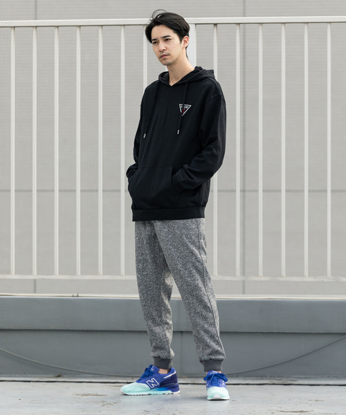 Guess（ゲス）の「GUESS/ゲス L/SLV HOODIES トライアングルロゴパッチ プルオーバーパーカー（パーカー・メンズ・グリーン/ブラック/グレー・M/L/XL）」の8枚目の写真