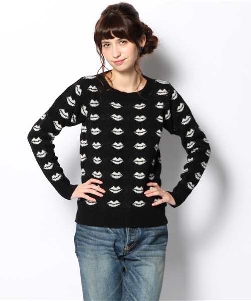 Ray BEAMS（レイビームス）の「Ce Forsyth / リップ柄ニット（ニット/セーター・レディース・ブラック/レッド・ONE SIZE）」の2枚目の写真