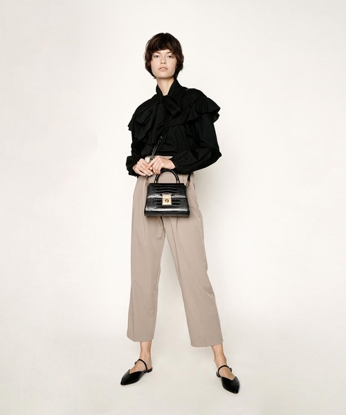 CHARLES & KEITH（チャールズ & キース）の「クロックエフェクト ストラクチャード スカルプチャーバッグ / Croc-Effect Structured Sculptural Bag（ハンドバッグ・レディース・ブラック/クリーム/イエロー/ベビーピンク・S）」の9枚目の写真