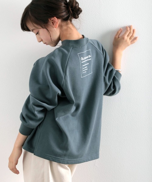 classicalelf(クラシカルエルフ)の「キッズ モックネックバックプリント無地プルオーバートレーナー(長袖)(スウェット・キッズ・チャコールグレー/オフホワイト/グレイッシュベージュ/グレイッシュブルー・130/140/150)」の4枚目の写真