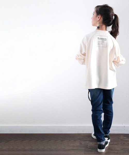 classicalelf(クラシカルエルフ)の「キッズ モックネックバックプリント無地プルオーバートレーナー(長袖)(スウェット・キッズ・チャコールグレー/オフホワイト/グレイッシュベージュ/グレイッシュブルー・130/140/150)」の8枚目の写真