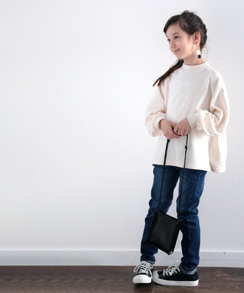 classicalelf(クラシカルエルフ)の「キッズ モックネックバックプリント無地プルオーバートレーナー(長袖)(スウェット・キッズ・チャコールグレー/オフホワイト/グレイッシュベージュ/グレイッシュブルー・130/140/150)」の6枚目の写真