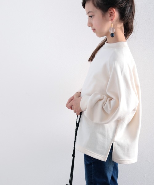 classicalelf(クラシカルエルフ)の「キッズ モックネックバックプリント無地プルオーバートレーナー(長袖)(スウェット・キッズ・チャコールグレー/オフホワイト/グレイッシュベージュ/グレイッシュブルー・130/140/150)」の10枚目の写真