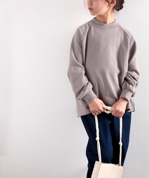 classicalelf(クラシカルエルフ)の「キッズ モックネックバックプリント無地プルオーバートレーナー(長袖)(スウェット・キッズ・チャコールグレー/オフホワイト/グレイッシュベージュ/グレイッシュブルー・130/140/150)」の15枚目の写真