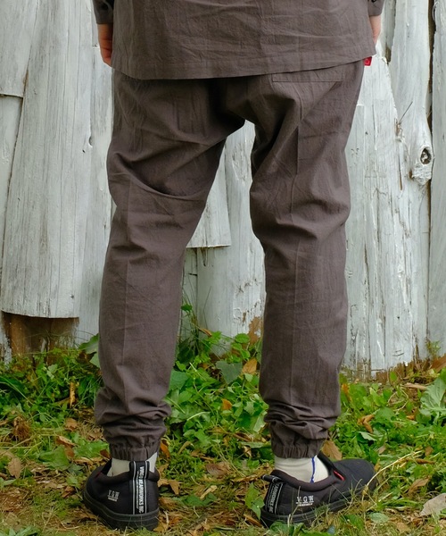 VIRGOwearworks（ヴァルゴウェアワークス）の「Relaxed uniform jogger pants（スラックス・メンズ・チャコールグレー/ブラック/ベージュ・2/4/3）」の16枚目の写真