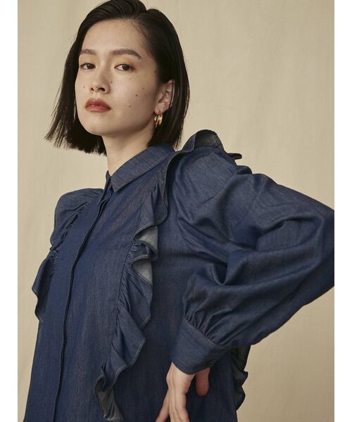 COTORICA（コトリカ）の「【THE DAYZ TOKYO】フリルデニムブラウス（シャツ/ブラウス・レディース・インディゴブルー・SMALL/MEDIUM）」の4枚目の写真