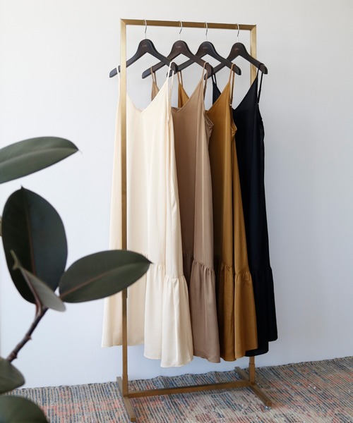 ELFRANK（エルフランク）の「Vネックフレアロングキャミソールワンピース（ワンピース・レディース・ブラック/ベージュ/ゴールド/アイボリー・FREE）」の20枚目の写真