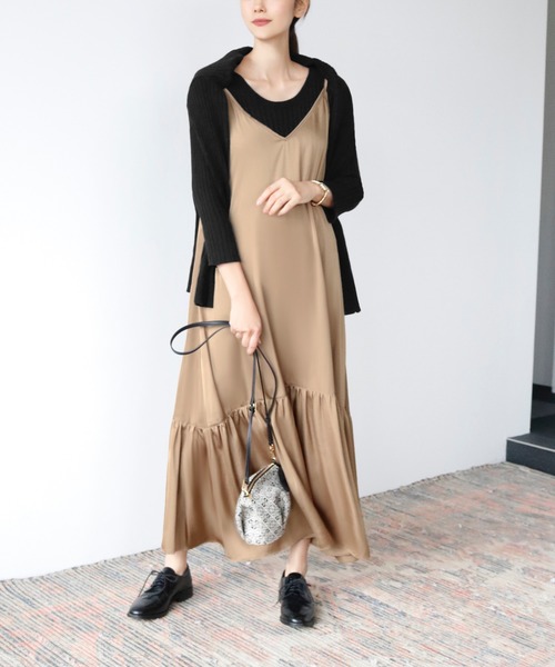 ELFRANK（エルフランク）の「Vネックフレアロングキャミソールワンピース（ワンピース・レディース・ブラック/ベージュ/ゴールド/アイボリー・FREE）」の5枚目の写真