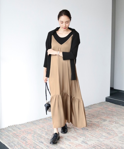 ELFRANK（エルフランク）の「Vネックフレアロングキャミソールワンピース（ワンピース・レディース・ブラック/ベージュ/ゴールド/アイボリー・FREE）」の8枚目の写真