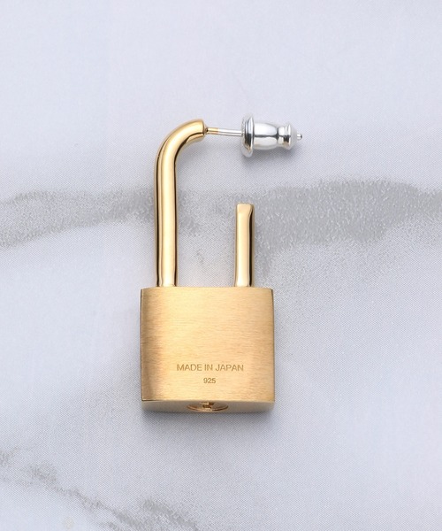 AMBUSH(アンブッシュ)の「AMBUSH SMALL PADLOCK EARRING 12111742(ピアス(両耳用)・レディース・シルバー/ゴールド・ONE SIZE)」の5枚目の写真