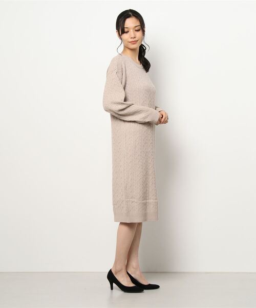 CLEARIMPRESSION （クリアインプレッション）の「ケーブルニットワンピース（ワンピース・レディース・オフホワイト/カーキ/サンドグレー・フリー）」の4枚目の写真