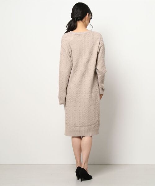 CLEARIMPRESSION （クリアインプレッション）の「ケーブルニットワンピース（ワンピース・レディース・オフホワイト/カーキ/サンドグレー・フリー）」の5枚目の写真
