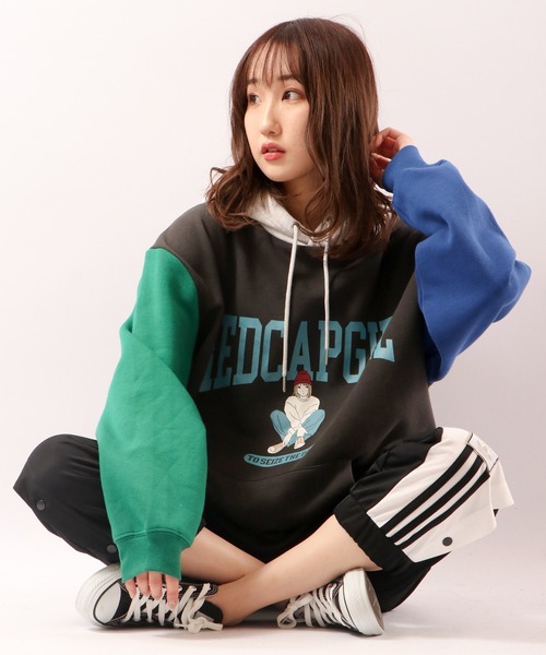 Red Cap Girl(レッドキャプガール)の「裏起毛ガールプリント配色 オーバーサイズ ビッグスウェットパーカー(パーカー・メンズ・チャコールグレー/グレー/アイボリー/マルチ/ホワイト系その他/グレー系その他/グレー系その他2・M/L)」の2枚目の写真