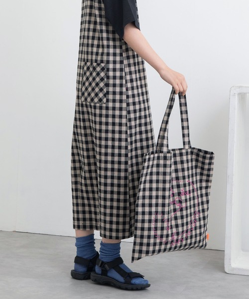 POU DOU DOU（プードゥドゥ）の「ウェザーギンガムポケッタブルトートバッグ（トートバッグ・レディース・ブルー/スミクロ・8）」の5枚目の写真