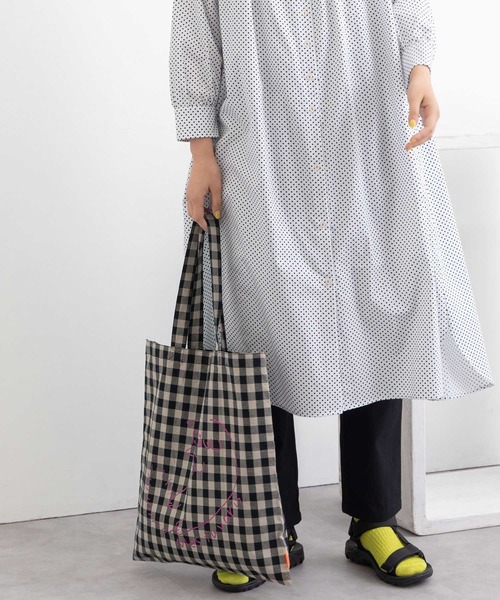 POU DOU DOU（プードゥドゥ）の「ウェザーギンガムポケッタブルトートバッグ（トートバッグ・レディース・ブルー/スミクロ・8）」の7枚目の写真