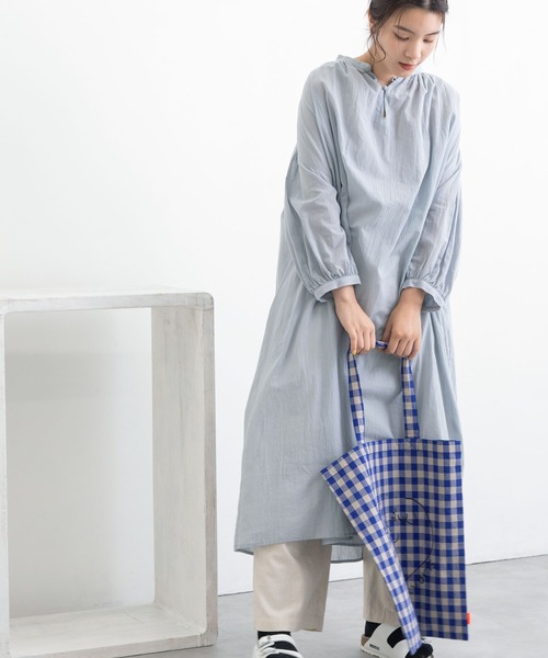 POU DOU DOU（プードゥドゥ）の「ウェザーギンガムポケッタブルトートバッグ（トートバッグ・レディース・ブルー/スミクロ・8）」の10枚目の写真