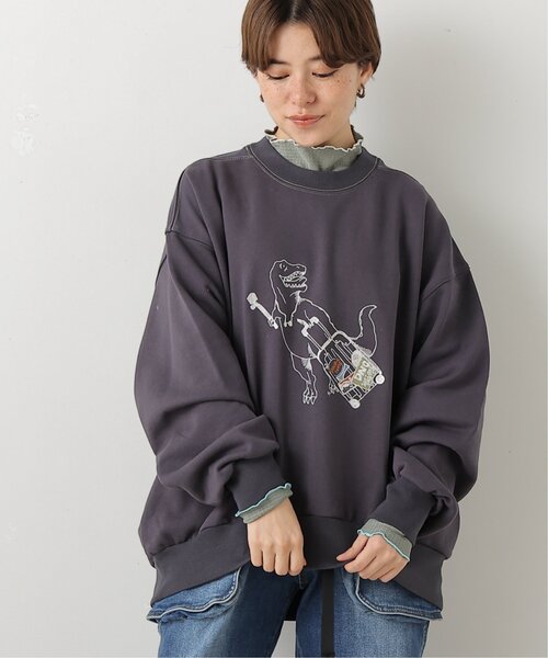 DOUBLE NAME(ダブルネーム)の「旅の始まり恐竜刺しゅうプルオーバー(スウェット・レディース・オフホワイト/サックスブルー/グリーン/スミクロ・FREE)」の1枚目の写真