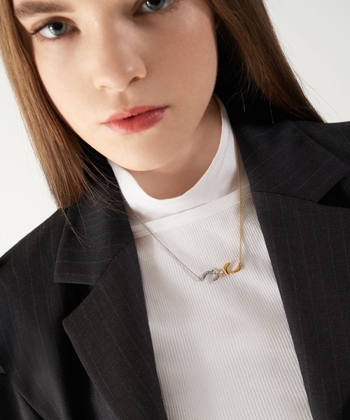 CHARLES & KEITH（チャールズ & キース）の「ジェムエンベリッシュド スカルプチャーペンダントネックレス / Gem-Embellished Sculptural Pendant Necklace（ネックレス・レディース・マルチ/ゴールド系その他・FREE）」の6枚目の写真