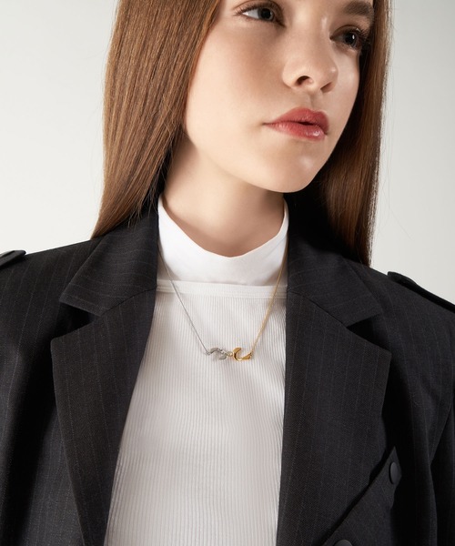 CHARLES & KEITH（チャールズ & キース）の「ジェムエンベリッシュド スカルプチャーペンダントネックレス / Gem-Embellished Sculptural Pendant Necklace（ネックレス・レディース・マルチ/ゴールド系その他・FREE）」の8枚目の写真