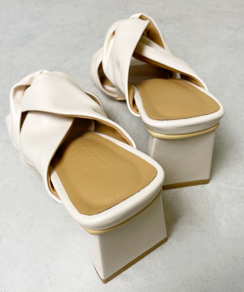 StyleSea(スタイルシー)の「クロスツイストストラップミュールサンダル(サンダル・レディース・ブラック/レンガ/ベージュ/ホワイト・23cm/23.5cm/25cm/22.5cm/24cm/24.5cm)」の7枚目の写真