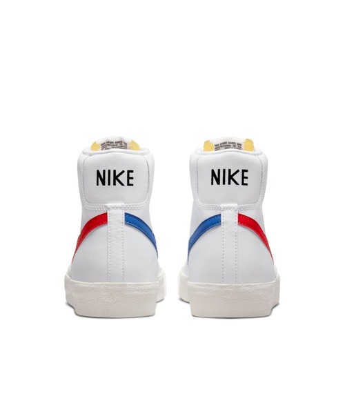NIKE(ナイキ)の「BLAZER MID '77 VNTG BQ6806-117(スニーカー・メンズ・ホワイト×レッド・25.5cm/26.5cm/27.5cm/28.5cm/30.0cm/25.0cm/26.0cm/27.0cm/28.0cm/29.0cm/24.5cm/24.0cm)」の3枚目の写真