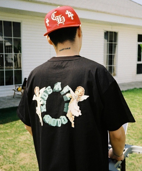 A FEW GOOD KIDS(ア フュー グッド キッズ)の「A'GEM/9 × .kom『A FEW GOOD KIDS/ア フュー グッド キッズ』ANGEL CIRCLE LOGO T-shirt/エンジェル 3Dサークルロゴ ベーシック 半袖Tシャツ(Tシャツ/カットソー・メンズ・ホワイト/ブラック・M/L)」の12枚目の写真
