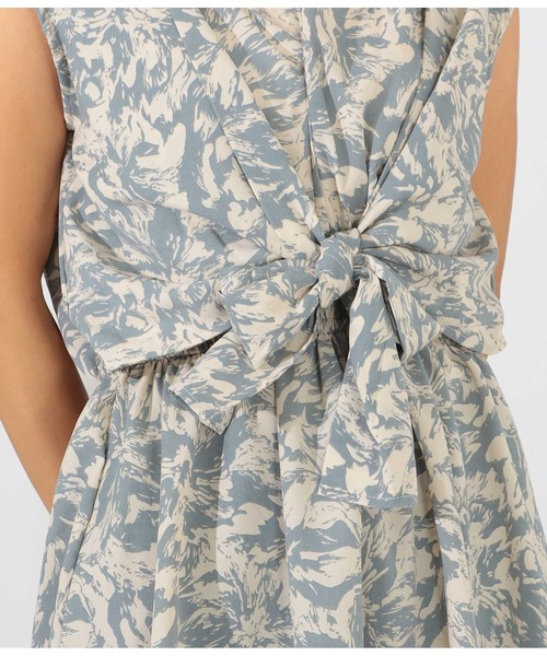 LATINA(ラティーナ)の「前後2WAYニュアンス柄フレアヘムノースリーブトップスカットソー(Tシャツ/カットソー・レディース・ブルー/グレイッシュベージュ・FREE)」の3枚目の写真