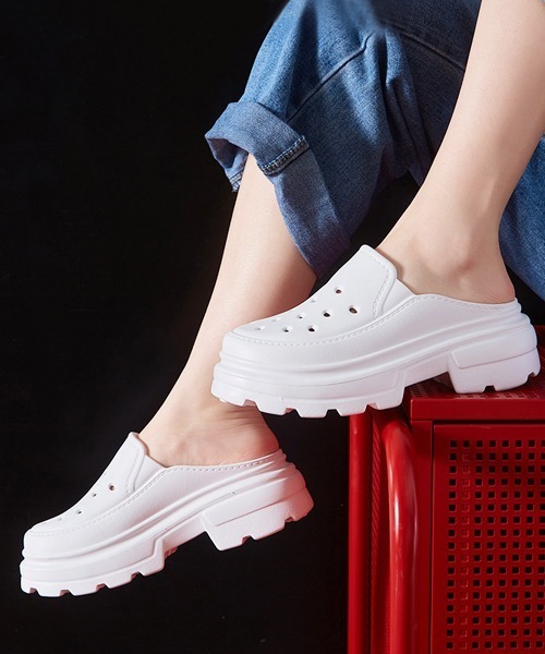 Fun & Daily(ファンアンドデイリー)の「Platform EVA Easy Sandals(サンダル・レディース・ホワイト/ブラック・SMALL/MEDIUM/LARGE)」の1枚目の写真
