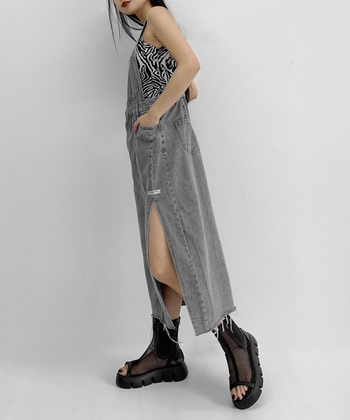 LVEU.（ラブユ.）の「【ZOZOTOWN限定】Side slit denim salopette jumper skirt / サイドスリットデニムサロペットジャンパースカート（ジャンパースカート・レディース・ブラック・FREE）」の14枚目の写真