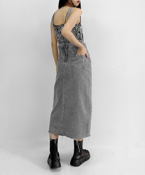 LVEU.（ラブユ.）の「【ZOZOTOWN限定】Side slit denim salopette jumper skirt / サイドスリットデニムサロペットジャンパースカート（ジャンパースカート・レディース・ブラック・FREE）」の12枚目の写真