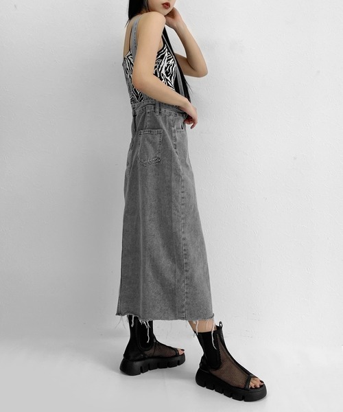 LVEU.（ラブユ.）の「【ZOZOTOWN限定】Side slit denim salopette jumper skirt / サイドスリットデニムサロペットジャンパースカート（ジャンパースカート・レディース・ブラック・FREE）」の16枚目の写真