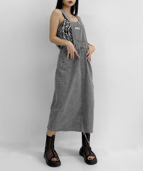 LVEU.（ラブユ.）の「【ZOZOTOWN限定】Side slit denim salopette jumper skirt / サイドスリットデニムサロペットジャンパースカート（ジャンパースカート・レディース・ブラック・FREE）」の7枚目の写真
