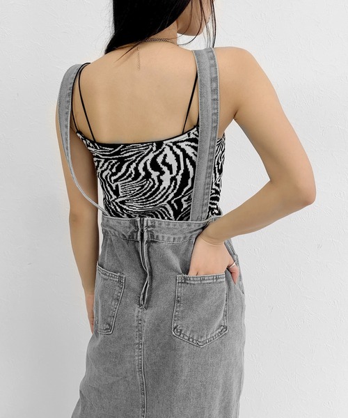 LVEU.（ラブユ.）の「【ZOZOTOWN限定】Side slit denim salopette jumper skirt / サイドスリットデニムサロペットジャンパースカート（ジャンパースカート・レディース・ブラック・FREE）」の3枚目の写真