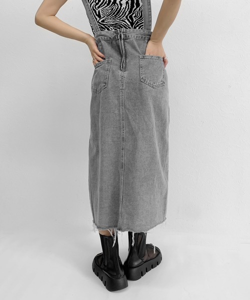 LVEU.（ラブユ.）の「【ZOZOTOWN限定】Side slit denim salopette jumper skirt / サイドスリットデニムサロペットジャンパースカート（ジャンパースカート・レディース・ブラック・FREE）」の8枚目の写真