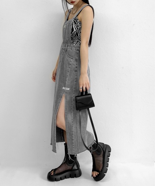 LVEU.（ラブユ.）の「【ZOZOTOWN限定】Side slit denim salopette jumper skirt / サイドスリットデニムサロペットジャンパースカート（ジャンパースカート・レディース・ブラック・FREE）」の6枚目の写真