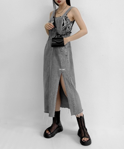 LVEU.（ラブユ.）の「【ZOZOTOWN限定】Side slit denim salopette jumper skirt / サイドスリットデニムサロペットジャンパースカート（ジャンパースカート・レディース・ブラック・FREE）」の2枚目の写真