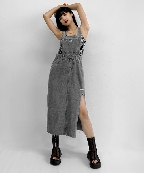 LVEU.（ラブユ.）の「【ZOZOTOWN限定】Side slit denim salopette jumper skirt / サイドスリットデニムサロペットジャンパースカート（ジャンパースカート・レディース・ブラック・FREE）」の11枚目の写真