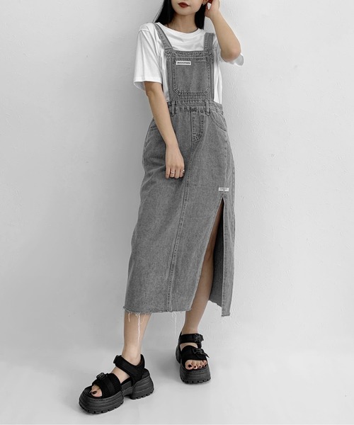 LVEU.（ラブユ.）の「【ZOZOTOWN限定】Side slit denim salopette jumper skirt / サイドスリットデニムサロペットジャンパースカート（ジャンパースカート・レディース・ブラック・FREE）」の4枚目の写真