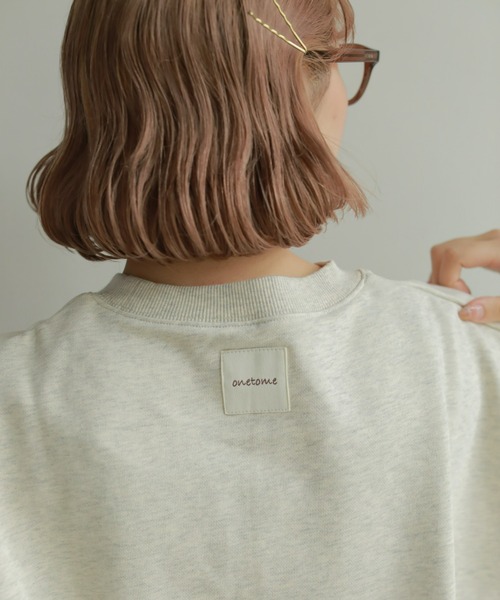 onetome（ワントゥーミー）の「オーバーサイズロゴスウェット【ユニセックス】（スウェット・レディース・ネイビー/オートミール・M/XL）」の5枚目の写真