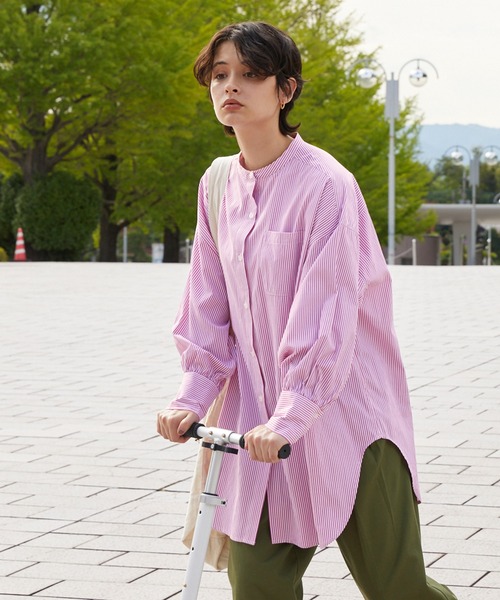 Chaco closet(チャコ クローゼット)の「ボリュームスリーブオーバーサイズバンドカラーシャツ(シャツ/ブラウス・レディース・チェリーピンク/グリーン/サックスブルー/オフホワイト/レッド/ネイビー/パープル・FREE)」の12枚目の写真